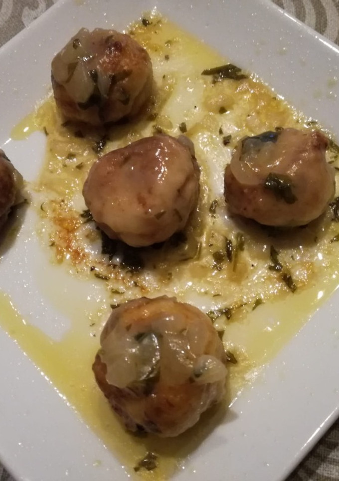 Una foto de Albóndigas de pescado en salsa verde