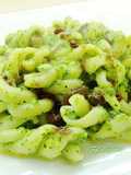 Fusilloni con broccoletti verdi, salsa di alici e peperoncino