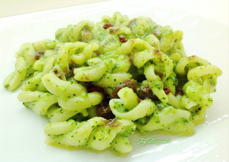 How to Make Fatto in casa super veloce Fusilloni con broccoletti verdi, salsa di alici e peperoncino