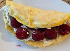 Foto de Crepioca com Cottage e Framboesas