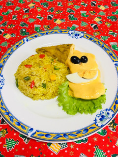 Una foto de Arroz Verde con Gallina y papa a la Huancaína!