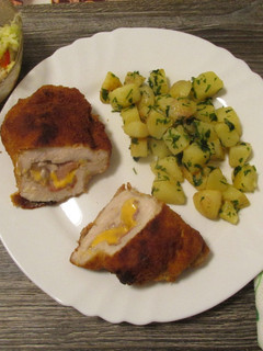 Cordon bleu petrezselymes burgonyával recept fotója