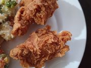 Una foto de pollo frito