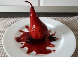 O poză a rețetei Pere fierte în vin.