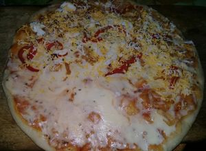 Una foto de Pizza Amasa con : Queso cebolla morrón y Huevo Rallado. 🙂
