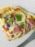 Pizza Teflon, dengan saus tomat istimewa..