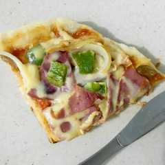 A picture of Pizza Teflon, dengan saus tomat istimewa...