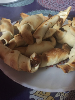 Una foto de Medialunas rellenas de dulce de leche