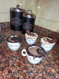Una foto de Helado/crema de oreo y Kinder Bueno