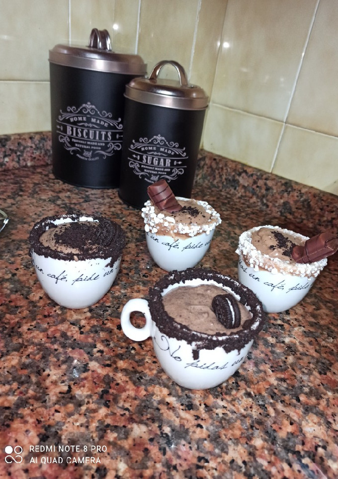 Una foto de Helado/crema de oreo y Kinder Bueno