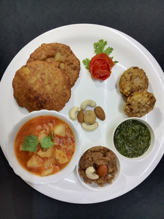 आलू की सब्जी और सिंघाड़े की पूरी (व्रत की थाली) (Aloo ki sabzi aur singhade ki puri (Vrat ki thali) रेसिपी मुख्य फोटो