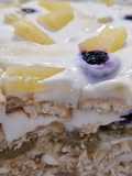 Prăjitură cu biscuiți, cremă de fistic și fructe de pădure