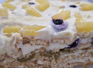 O poză a rețetei Prăjitură cu biscuiți, cremă de fistic și fructe de pădure.