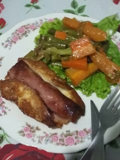 Una foto de Pechuga de pollo rellena con verduras al vapor