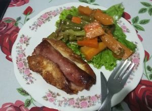 Una foto de Pechuga de pollo rellena con verduras al vapor