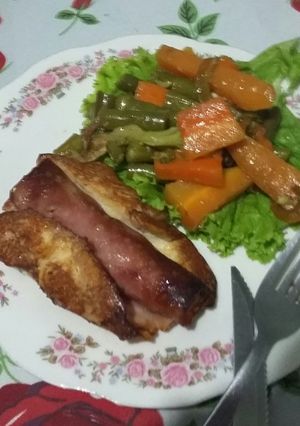 Una foto de Pechuga de pollo rellena con verduras al vapor