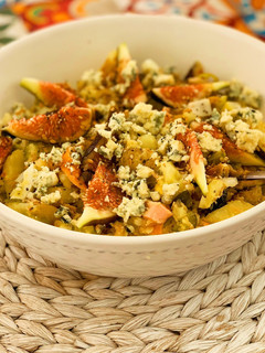 Una foto de Ensalada de patata con brevas y roquefort