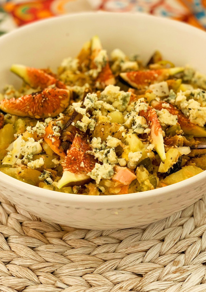Una foto de Ensalada de patata con brevas y roquefort