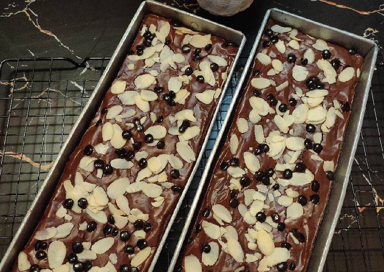 Bagaimana Menyiapkan Shiny crust fudgy brownies yang Lezat