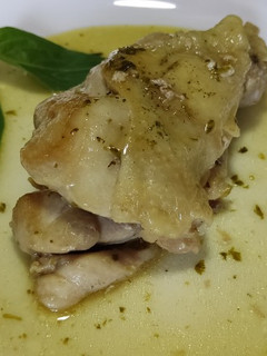 Una foto de Muslo de pollo deshuesado al pesto