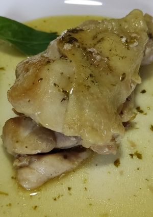 Una foto de Muslo de pollo deshuesado al pesto
