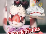 Una foto de kefir con fruta