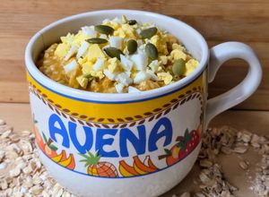 Una foto de Porridge salado 🥣 de avena fermentada y huevos duros o cocidos 🥣