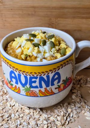 Una foto de Porridge salado 🥣 de avena fermentada y huevos duros o cocidos 🥣