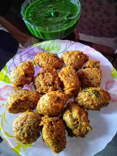 हरी मूंग दाल पकोड़े(Hari Moong Dal Pakode recipe in Hindi) रेसिपी मुख्य फोटो