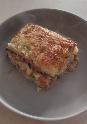 Una foto de Pastel de patata y migas de coliflor