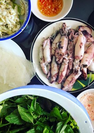 Hình của món Mực hấp gừng cuốn bánh tráng.