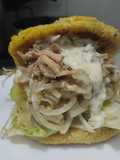 Arepa🫓rellena🥯de berenjena🍆tatemada, cebolla🧅caramelizada y pollo🍗🥙🥗