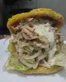 Arepa🫓rellena🥯de berenjena🍆tatemada, cebolla🧅caramelizada y pollo🍗🥙🥗