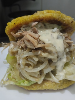 Una foto de Arepa🫓rellena🥯de berenjena🍆tatemada, cebolla🧅caramelizada y pollo🍗🥙🥗