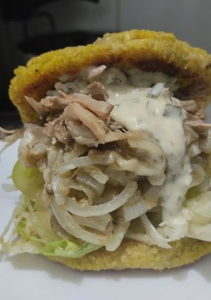 Una foto de Arepa🫓rellena🥯de berenjena🍆tatemada, cebolla🧅caramelizada y pollo🍗🥙🥗