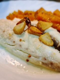 Una foto de Dorada al horno con bastones de calabaza