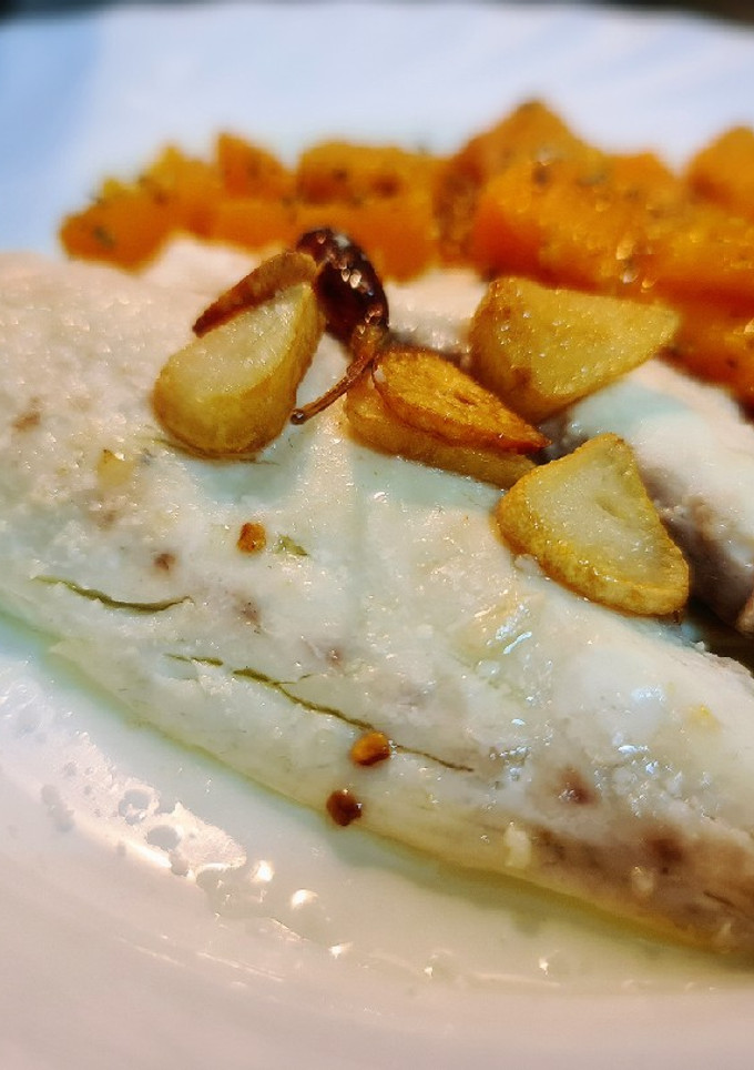 Una foto de Dorada al horno con bastones de calabaza