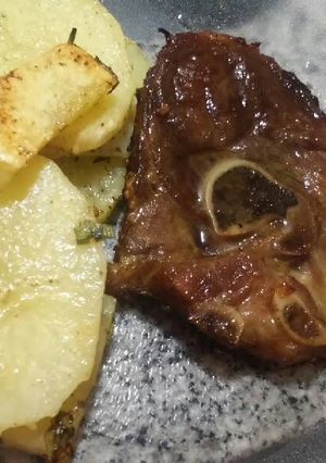 Una foto de Corderito con papas al horno