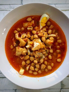 Una foto de Garbanzos con migas de bacalao
