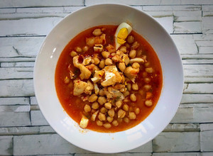 Foto principal de Garbanzos con migas de bacalao