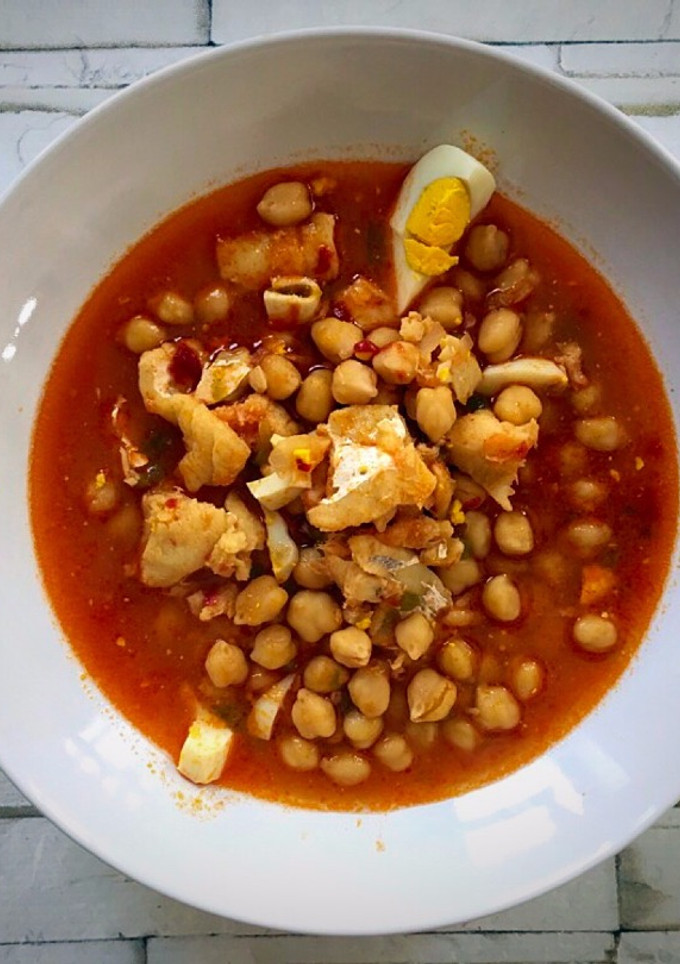 Una foto de Garbanzos con migas de bacalao