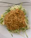 Fideos de zucchini con salsa de berenjena