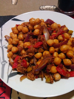 Una foto de Wok de garbanzos con atún, pimientos asados y cebolla