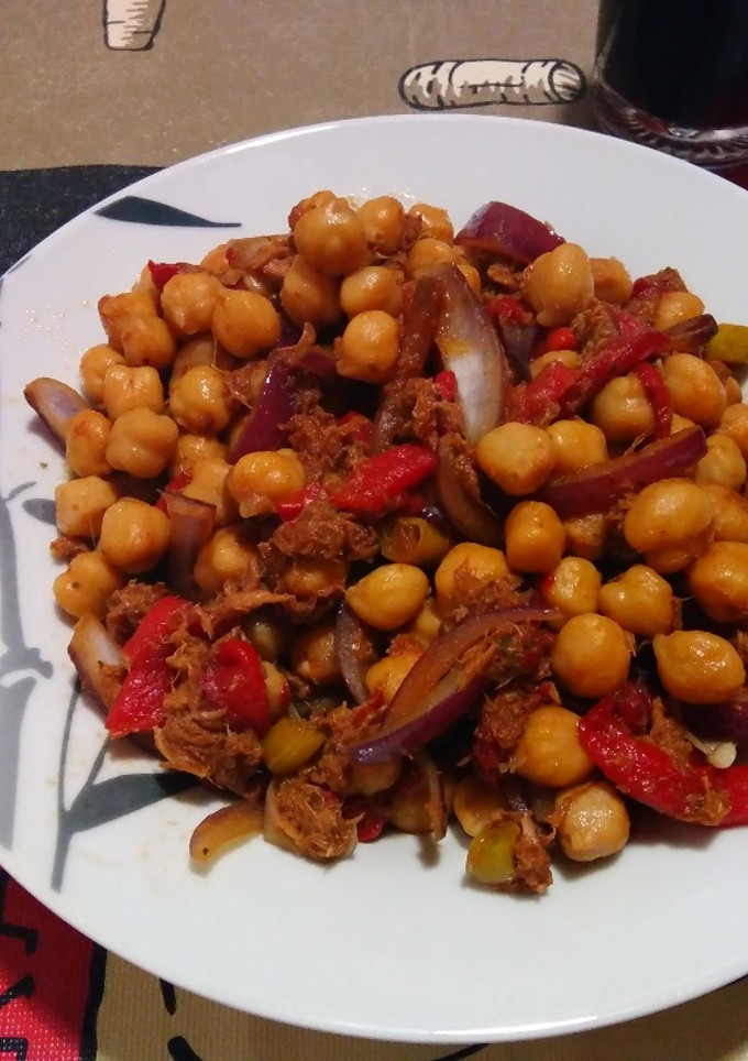 Una foto de Wok de garbanzos con atún, pimientos asados y cebolla