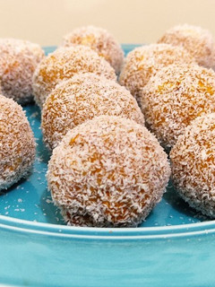 Una foto de Trufas con dulce de leche y frutos secos 😋😋