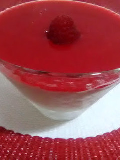 Una foto de Panna cotta con coulis de frambuesa