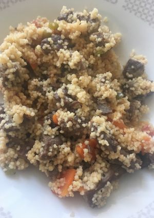 Una foto de Cous cous con carne asada