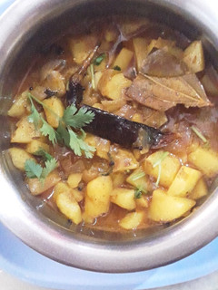 કાંદા બટાકા નું શાક(Kanda Bataka Shak Recipe In Gujarati) રેસીપી મુખ્ય ફોટો