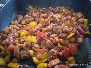 Una foto de pechuga de pollo con pimientos