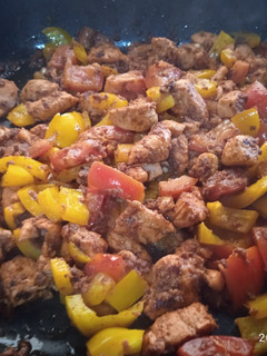 Una foto de Pechuga de pollo con chorizo y pimiento